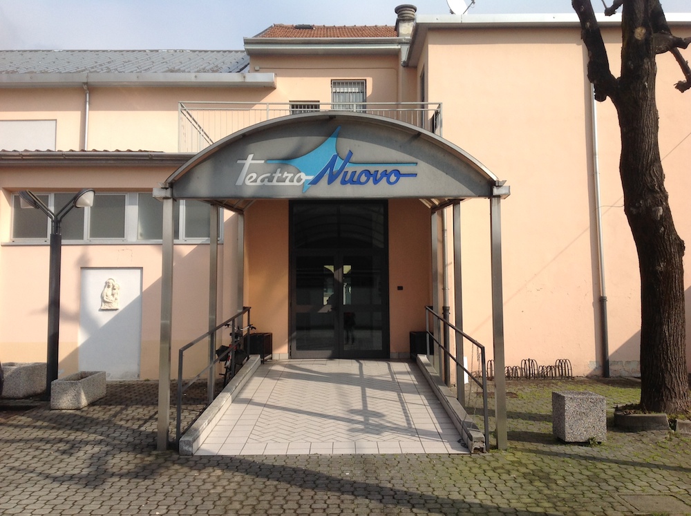 Ingresso del Teatro Nuovo con l'area parcheggio antistante